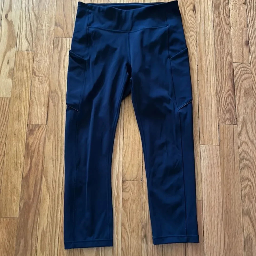 Lululemon sz 6 Speed Up Crop 21" True Navy great pre owned condition